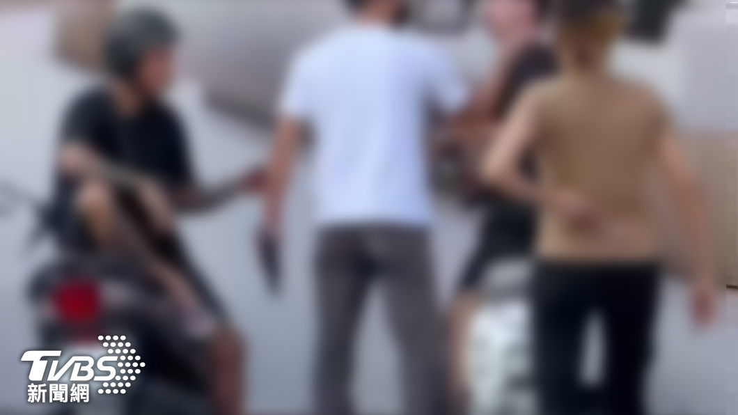 接到電話趕來慶生!愛子溺斃溪中 父氣炸揪住同學脖子