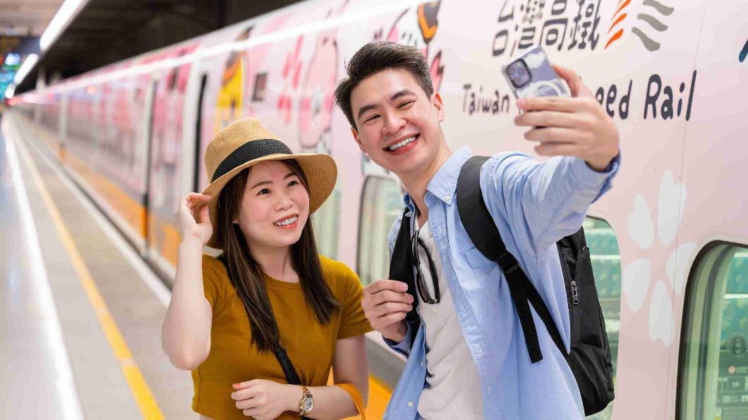 高鐵來回車票+搭乘高鐵彩繪列車及贈送聯名商品。(圖/業者提供)