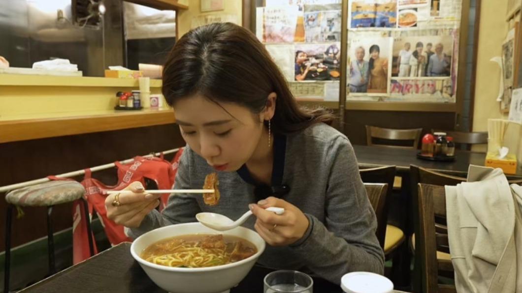 福原愛吃拉麵時不斷吹涼,自嘲是貓舌頭。(圖/翻攝自福原愛 小紅書)