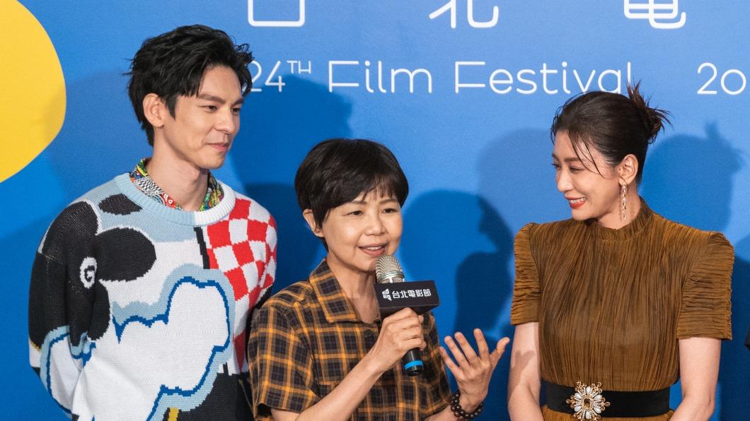 陳慧翎（中）今天下午癌逝。（圖／Netflix提供）