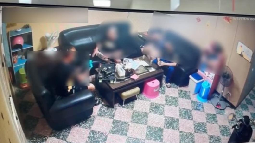 蔡男友人與其餘兩名少年當時拜訪蔡男。（圖／翻攝自記者爆料網）