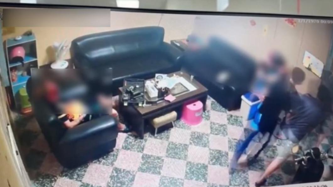 蔡男舉槍突走火倒臥沙發，三人嚇傻急奔逃。（圖／翻攝自記者爆料網）