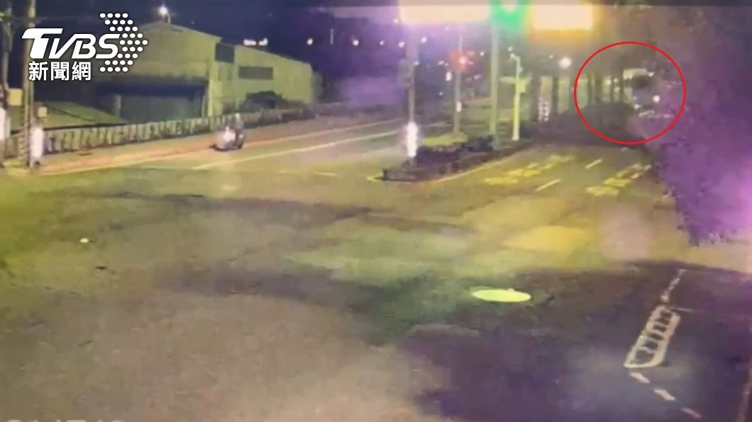 監視器拍下砂石車失控撞進體育場的驚悚過程。(圖/TVBS)