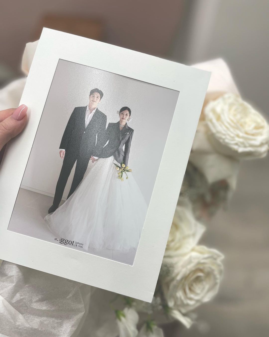 女星MIMI公開婚紗照。(圖/翻攝MIMI IG)