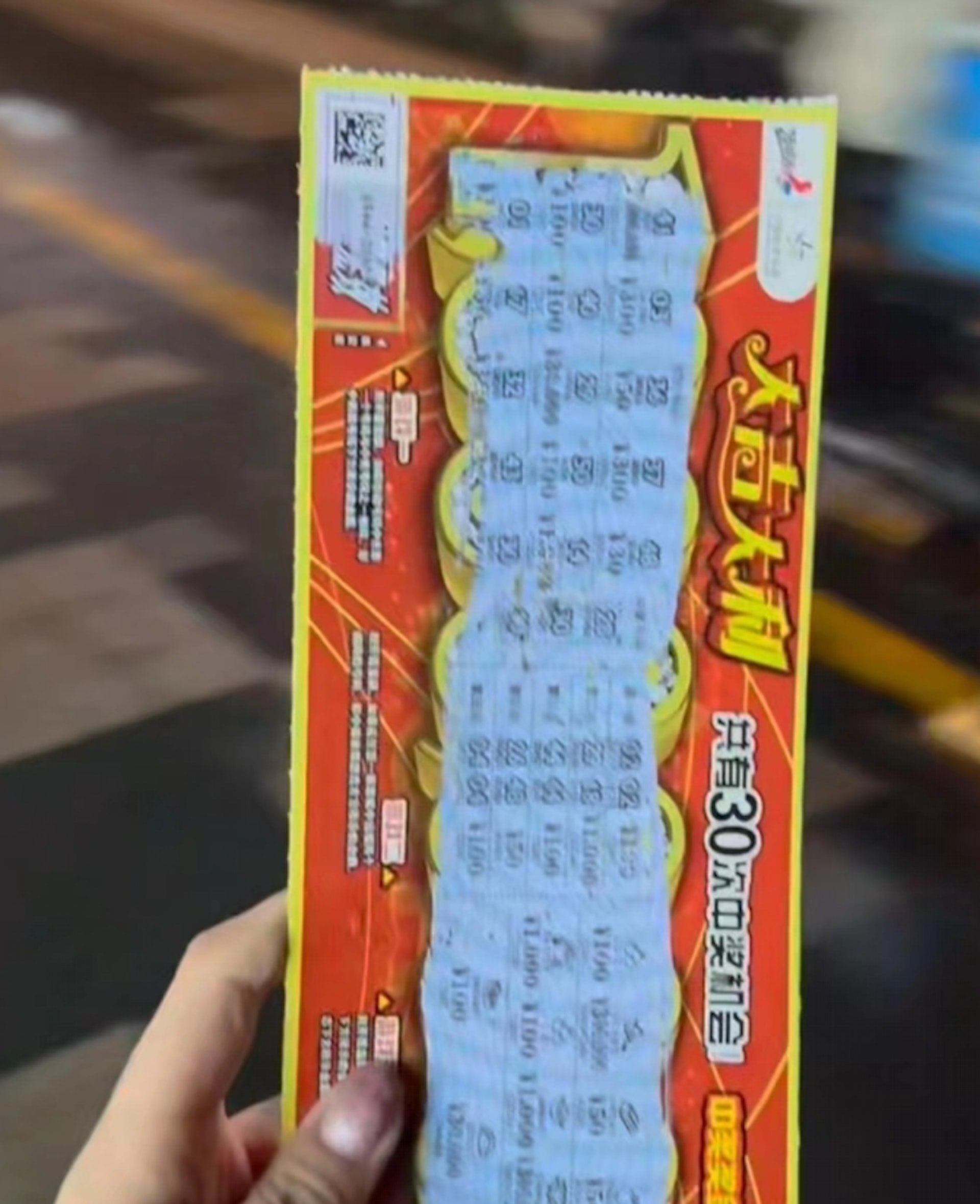 小芙感嘆，刮了這麼多，最多也就刮中人民幣1,000元（約新台幣4,437元）。（圖／翻攝自微博《九派新聞》）
