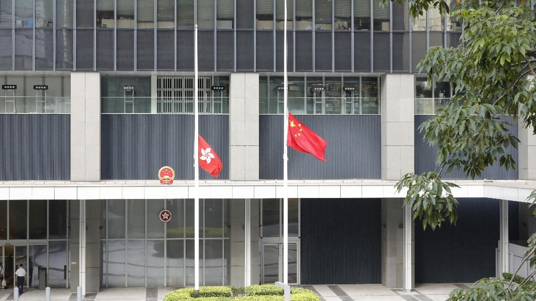 香港亦降半旗致哀。(圖/翻攝自微博)
