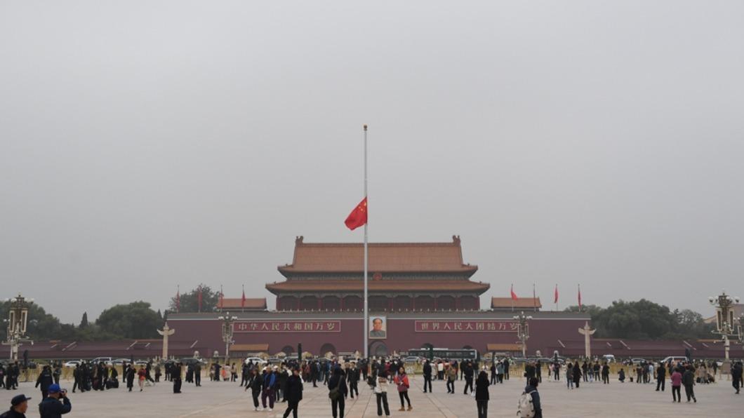 李克強遺體今北京火化 天安門降半旗再登微博熱搜第1