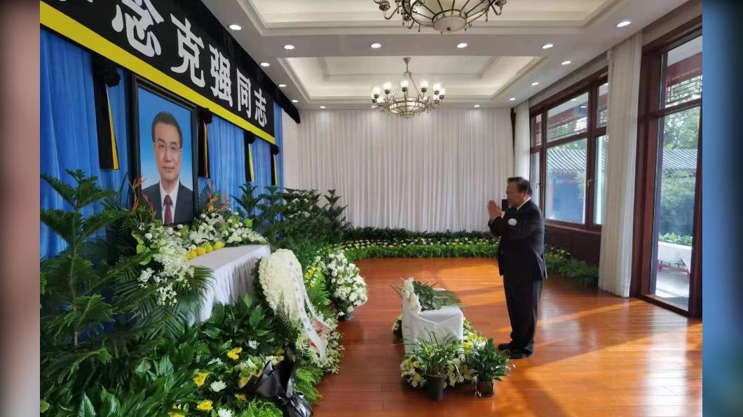 賓客在靈堂向李克強遺像祭拜的照片流出。(圖/翻攝自X@NTDChinese)
