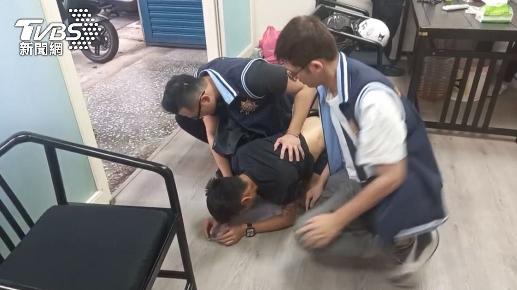 警方逮捕放高利貸、暴力討債的林男。（圖／TVBS）