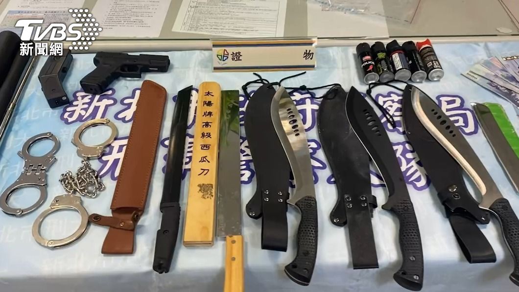 警方查扣相關證物。（圖／TVBS）