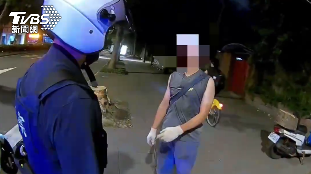 男子和員警說，樹已經死掉。（圖／TVBS）