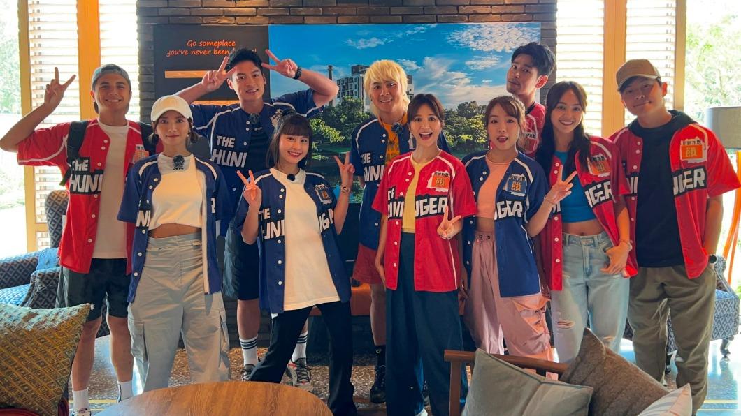 曾子余(左起)、蔡黃汝、許孟哲、峮峮、吳怡霈、王仁甫、張靚靚、楊子儀、芳芸、孫協志一起出外景。(圖/中視提供)
