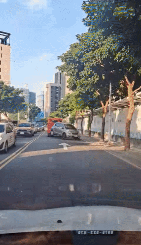 民眾拍下車子被拖吊左右飄移。(圖/翻攝自爆料公社二社)