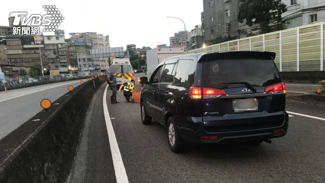行人誤闖國道遭擦撞,警消到場救援。(圖/TVBS)