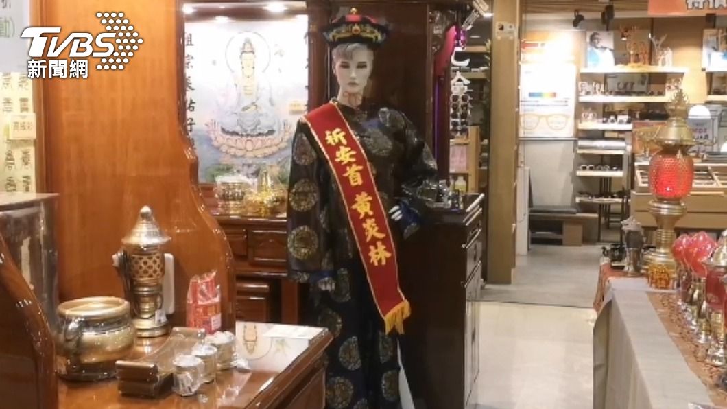 模特兒像穿戴充滿宗教味(圖/TVBS)