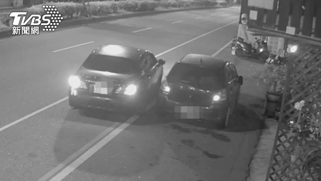 王男靠近被害人的車輛並開瓦斯槍。(圖/TVBS)