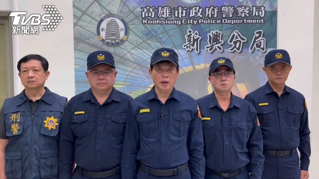 分局長陳志榮(中)表示,李員記二大過處分予以免職。(圖/TVBS)