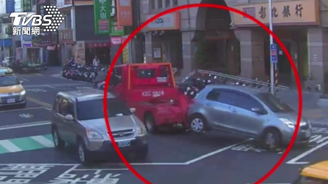 車子被拖走時方向盤未鎖死。(圖/TVBS)