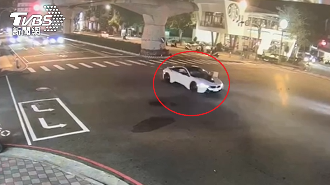 賴男將裝錢的手提包放在後車廂。(圖/TVBS)