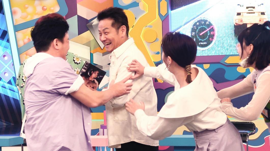 徐乃麟跟小鮮肉拚了!當眾「撩起上衣」秀身材 嫉妒喊:我也年輕過