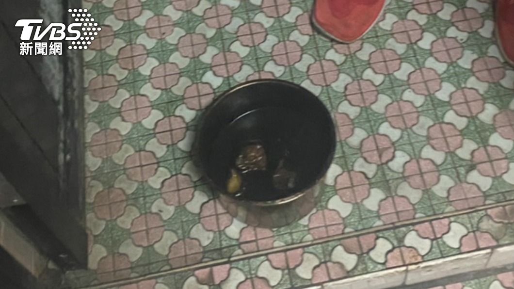 屋主燉雞湯變乾燒！基隆民宅冒塑膠燒焦味　消防隊擠車流打火