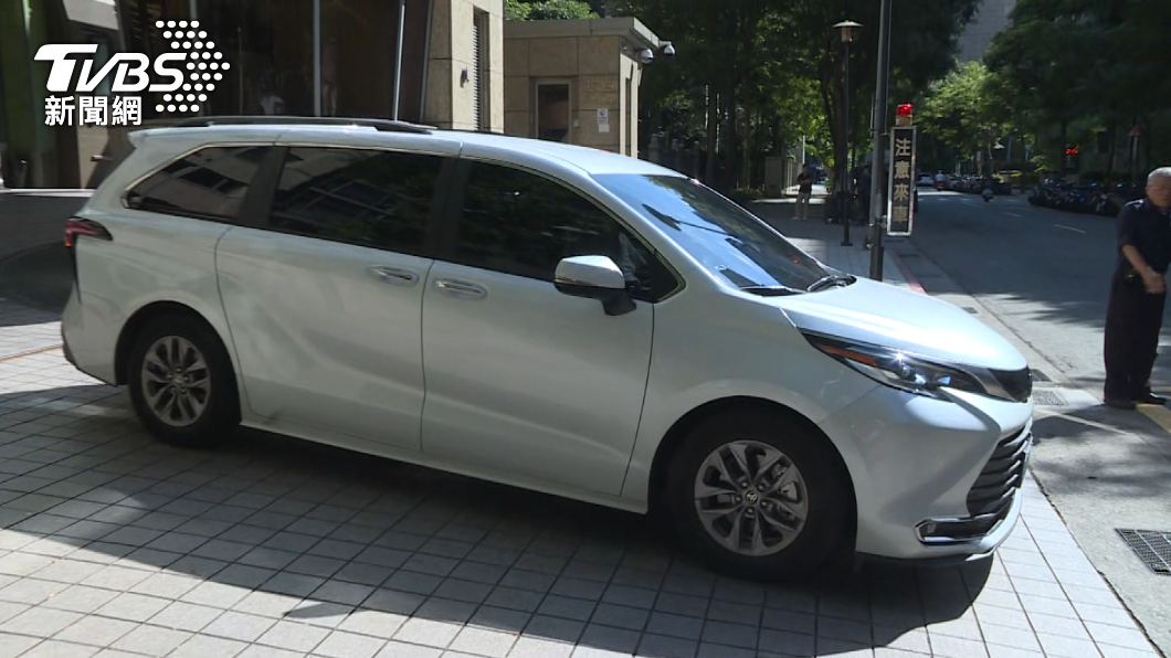 柯文哲座車開出郭台銘位於北市信義區的豪宅。(圖/TVBS資料畫面)