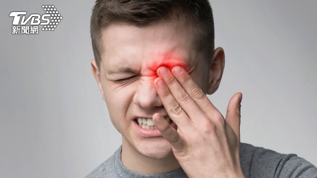 被噴灑辣椒水的學生眼睛疼痛。(示意圖,非當事人/shutterstock達志影像)