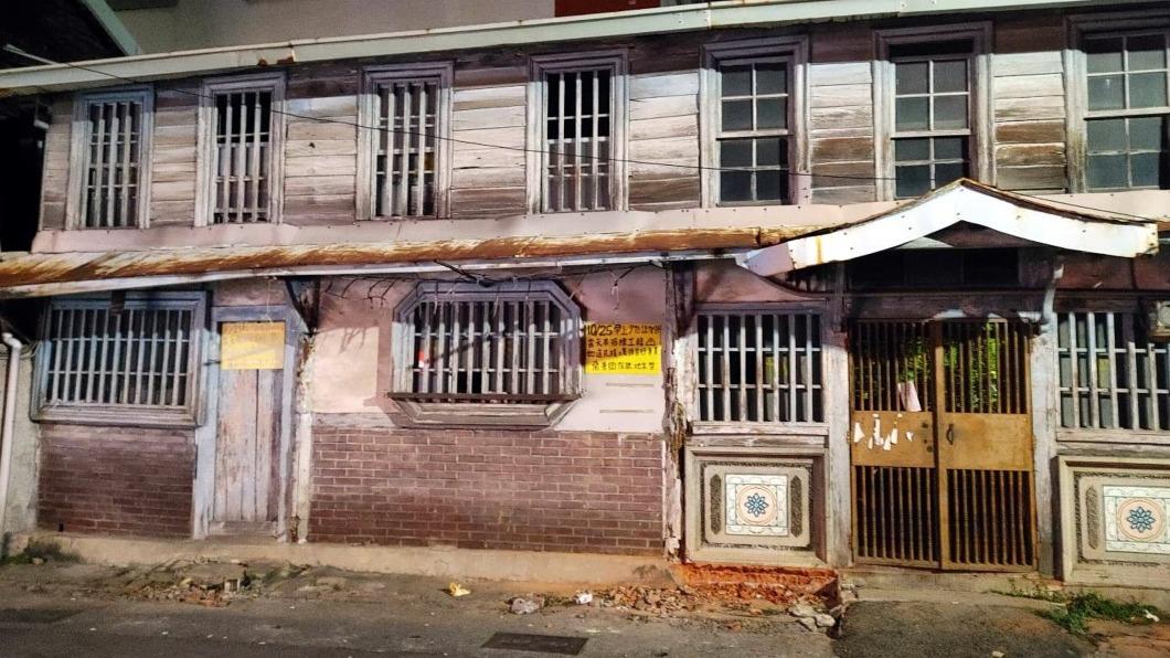 百年老宅屋頂被拆文化局貼暫定古蹟公告。（圖／嘉義市文化局提供）