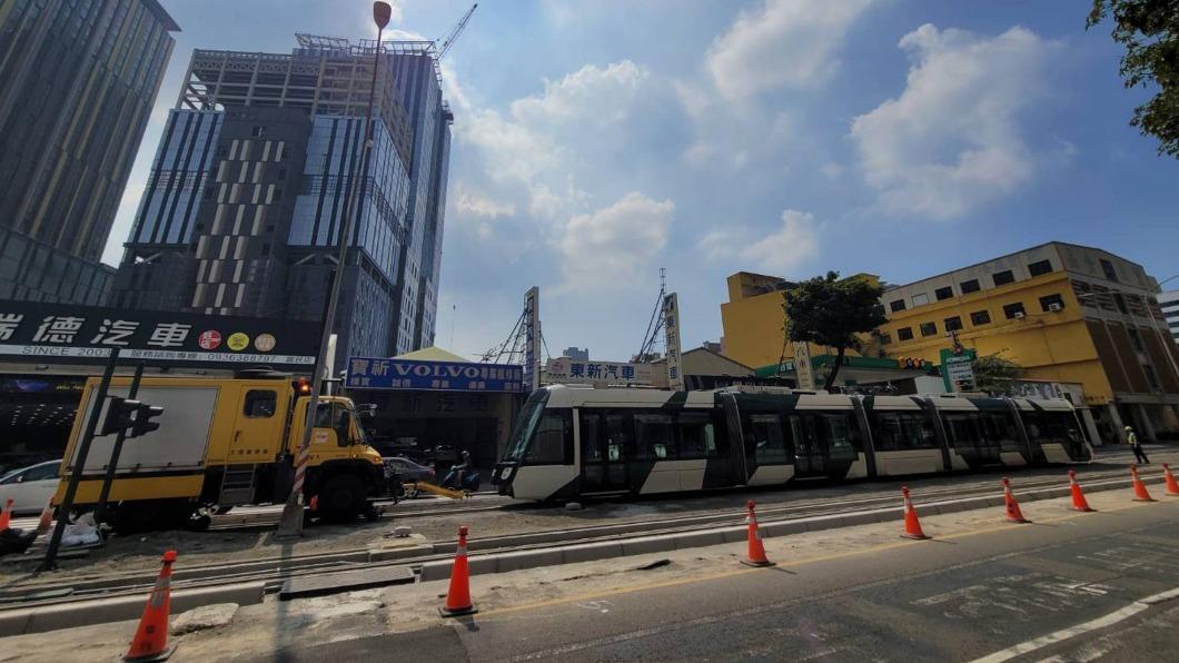 高雄輕軌大順路段啟動測試 預計明年元旦後全線通車