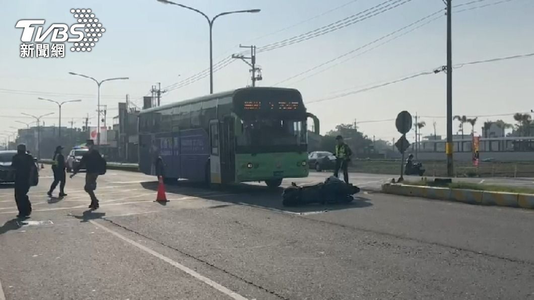 公車駕駛反應不及,直接攔腰撞飛機車。(圖/TVBS)