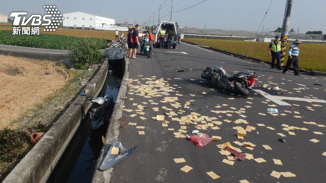 拜土地公遇車禍!路人嚇壞以為命案 車噴水溝金紙灑滿地