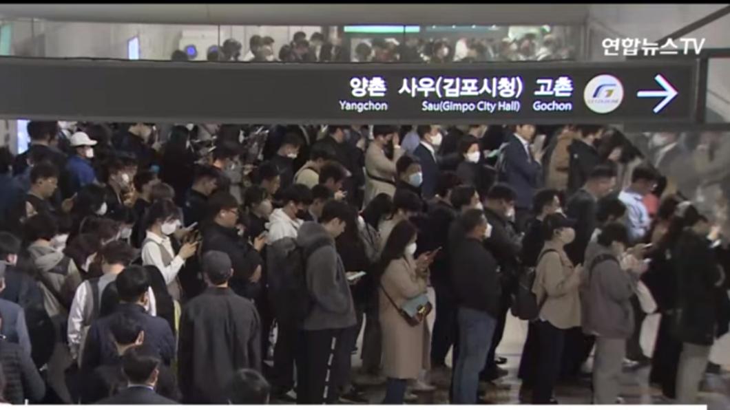 首爾地鐵擁擠如地獄 擬設部分「無座位車廂」緩解人潮