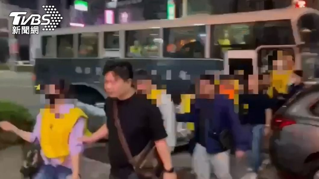 警方出動大巴士帶回賭客、業者。(圖/TVBS)
