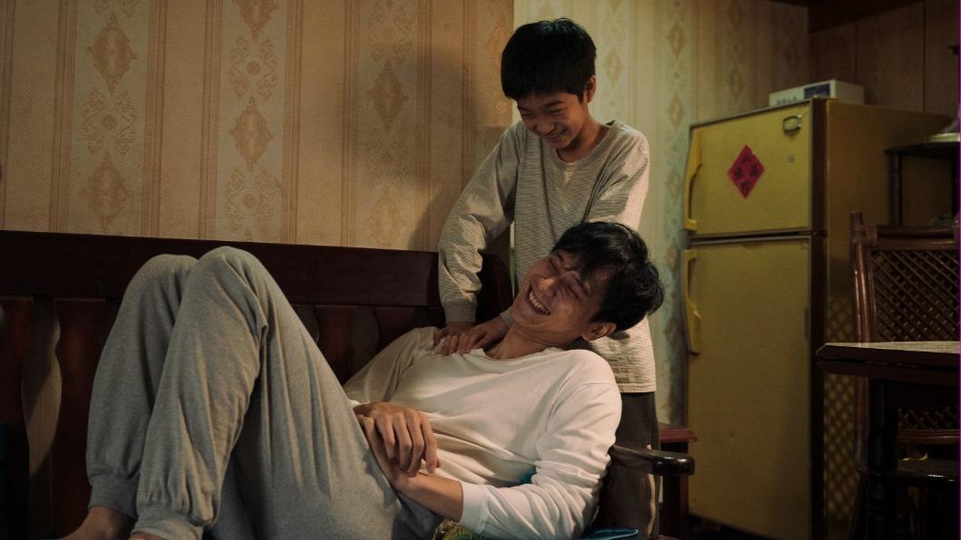 劉冠廷、白潤音飾演父子默契十足。(圖/華映提供)