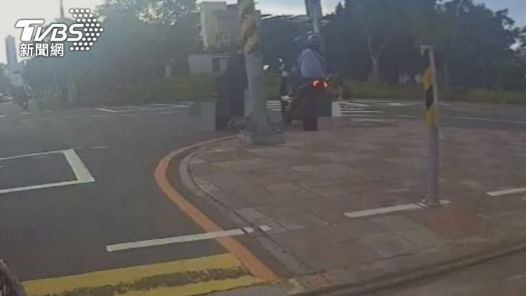 高雄三寶日常?機車騎人行道撞飛右轉車 下場曝光