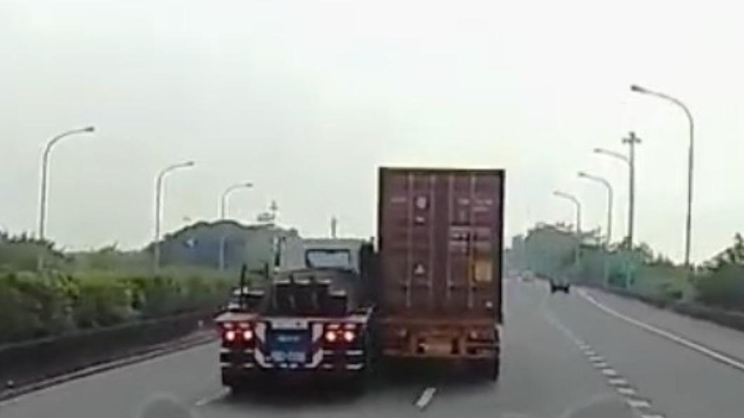 國道1貨櫃車「肩並肩」擠一團 拖板車神反應急閃避