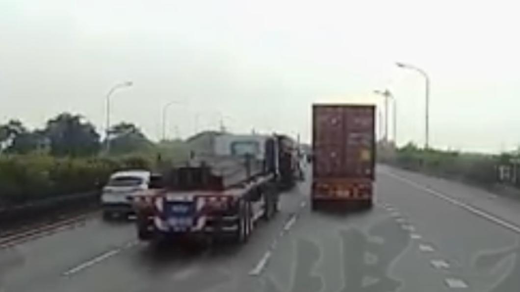 貨櫃車突然變換車道，2輛大貨車險發生車禍事故。（圖／翻攝自記者爆料網）