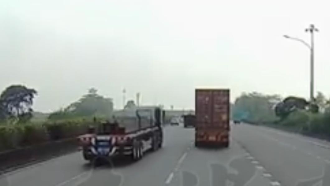 貨櫃車突然變換車道，拖板車緊急往內側車道閃避。（圖／翻攝自記者爆料網）