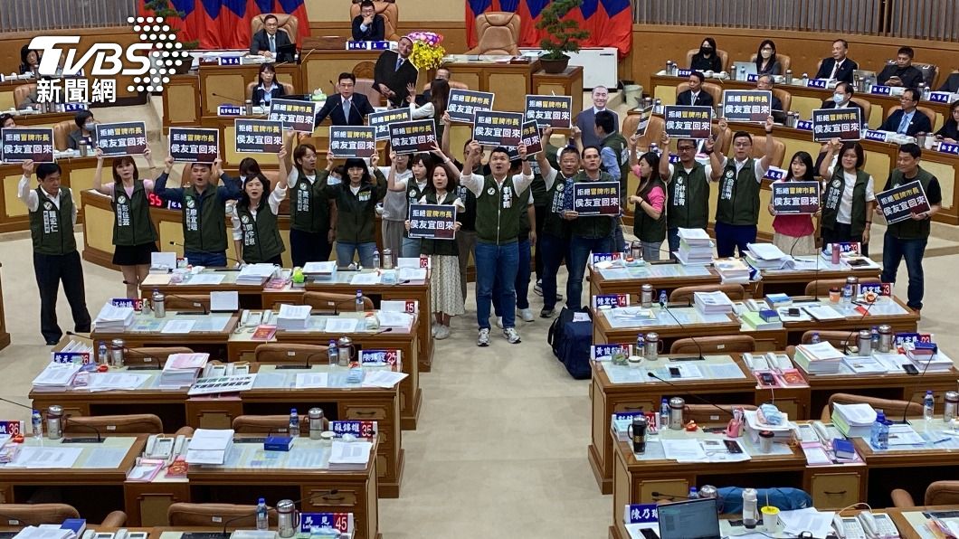 民進黨團高喊「拒絕冒牌市長,侯友宜回來」等口號。(圖/中央社)