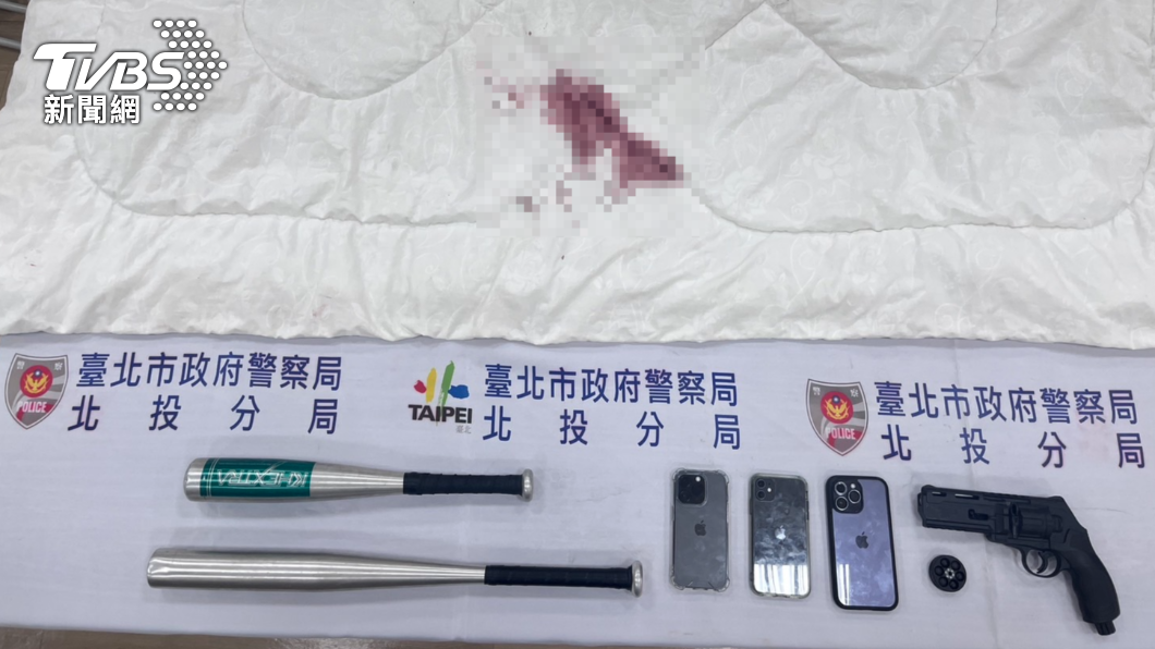 羅時豐兒子和朋友持棍棒進入屋內搶奪胡姓男子手機,還將他打傷。(圖/TVBS)