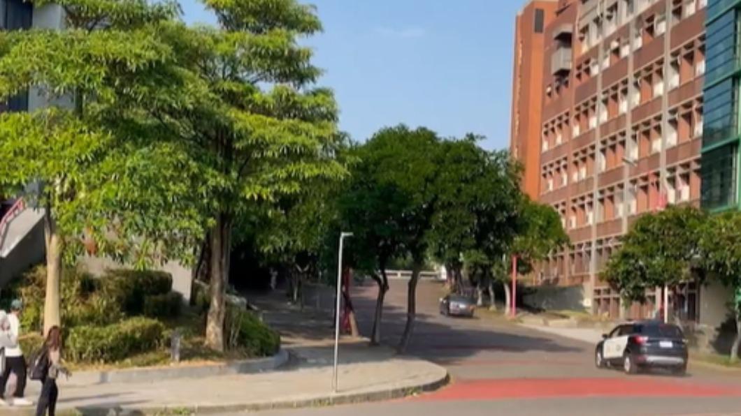 深色自小客車在體育大學飆車。(圖/翻攝自Dcard)
