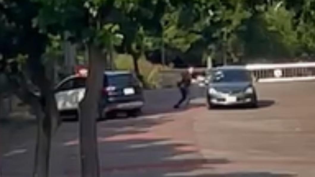 警方持警棍敲打小客車的擋風玻璃。(圖/翻攝自Dcard)