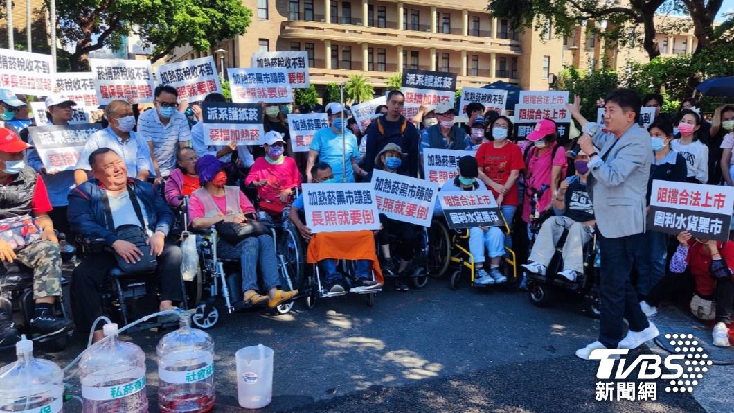 彭華幹與民眾赴行政院外抗議國健署阻加熱菸導致黑市猖獗。