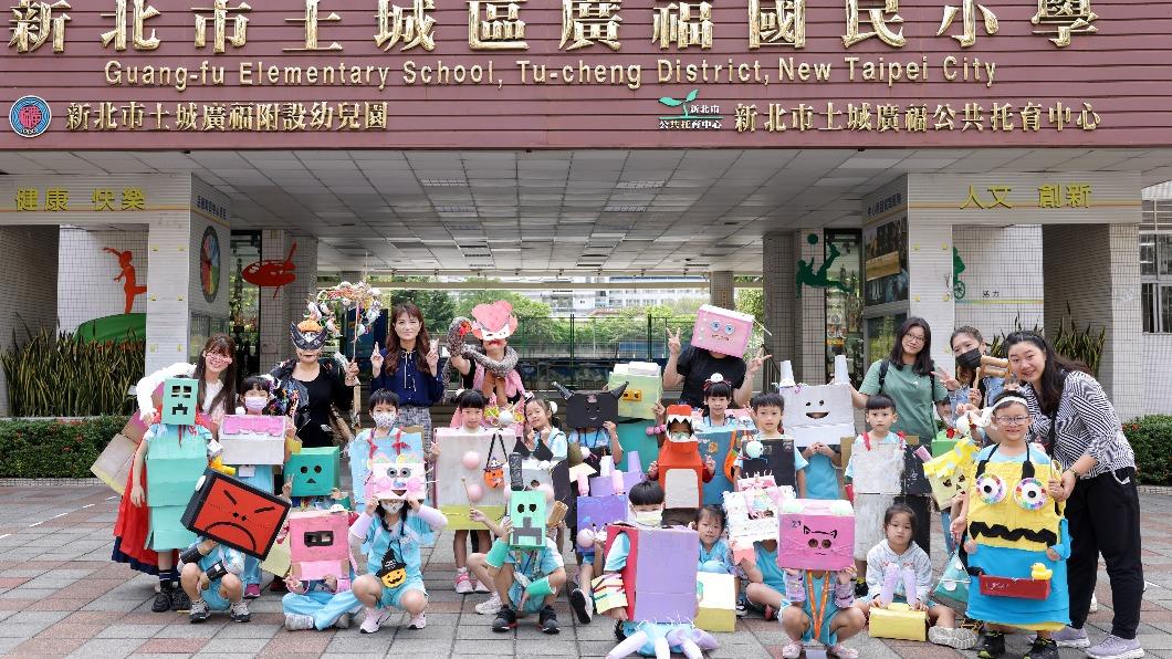 大合照校長導師志工家長。(圖/家長提供)