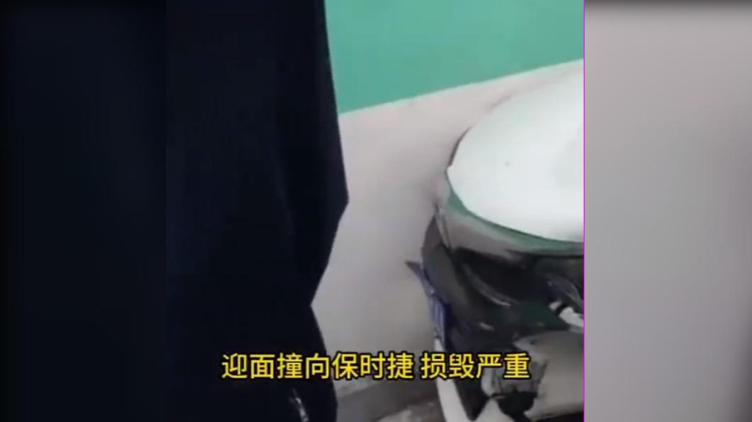 女駕駛的車頭被撞爛。(圖 / 翻攝自微博)