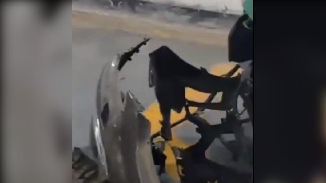 停在停車場的保時捷的車頭也被撞爛。(圖 / 翻攝自微博)