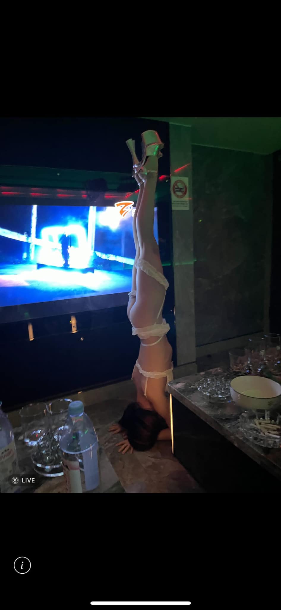 疑似酒店妹穿性感內衣做高難度動作。(圖/翻攝自「爆廢公社二館」臉書社團)