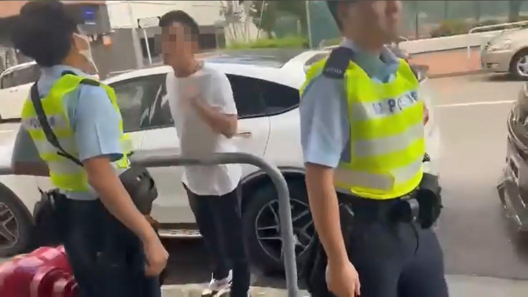 男子不配合警方盤查。（圖／翻攝自網路）