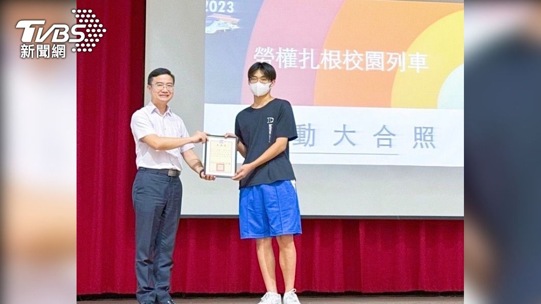 海青工商何翊維和2朋友到西子灣出遊 救援溺水父子