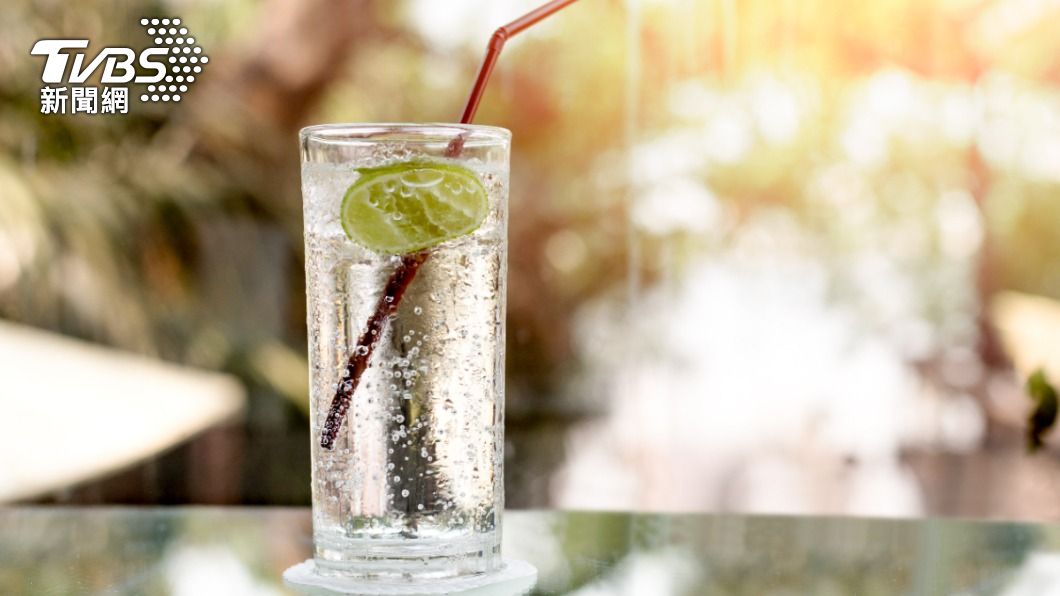 碳酸飲料含有酸性物質和色素,容易使牙齒染色.(示意圖/shutterstock達志影像)